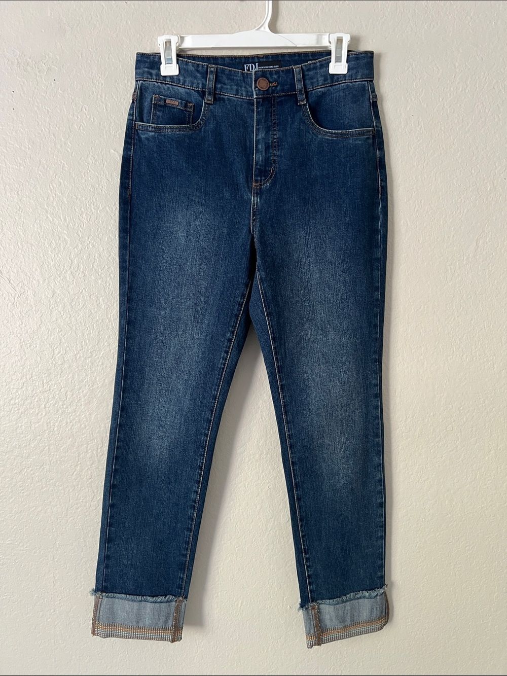 Like New! FDJ Suzanne Straight Leg Roll Cuff Ankle Jean Size 4